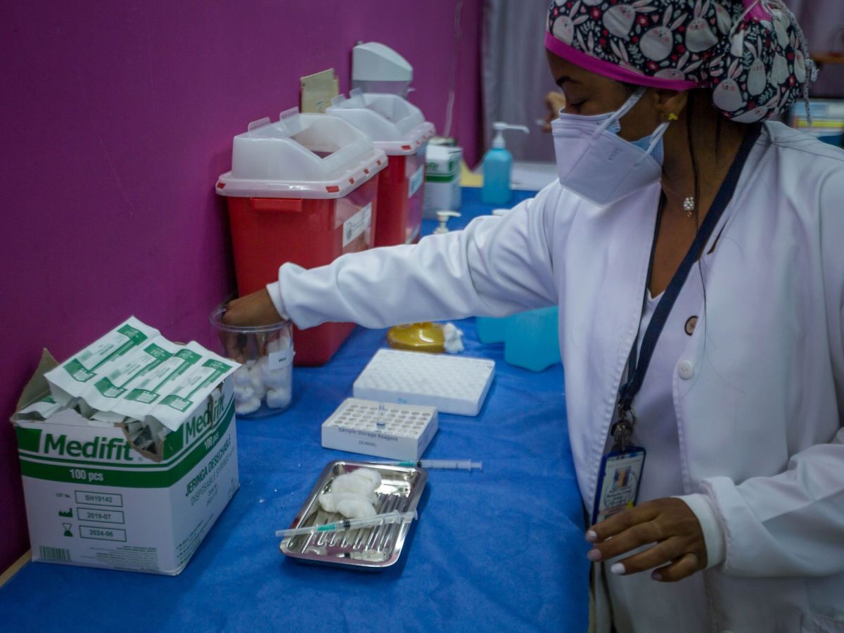 Foto: Médica del hospital Domingo Luciani en una jornada de vacunación. (EFE)