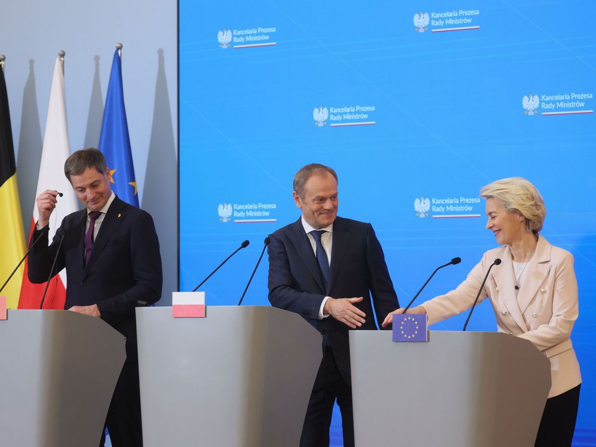 Foto: El primer ministro polaco, Donald Tusk, saluda a la presidenta de la Comisión, Ursula von der Leyen, en un evento (EFE/Leszek Szymanski)