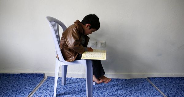 Foto: Un niño uigur refugiado en Turquía lee el Corán en una casa de Kayseri. (Reuters)