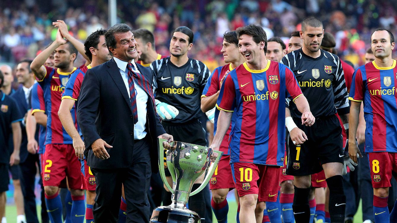 Foto: Leo Messi (d) y el ex presidente del F.C Barcelona Joan Laporta, junto al resto del equipo, sostienen la copa que les acredita como campeones de la liga 2009-2010 en el Camp Nou. EFE/Xavier Bertral