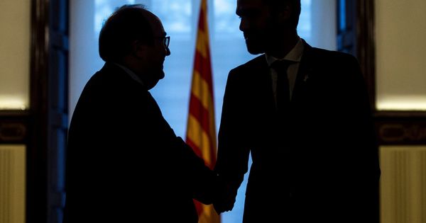 Foto: Miquel Iceta y el presidente del Parlament, Roger Torrent, el pasado 5 de marzo en la Cámara catalana. (EFE)