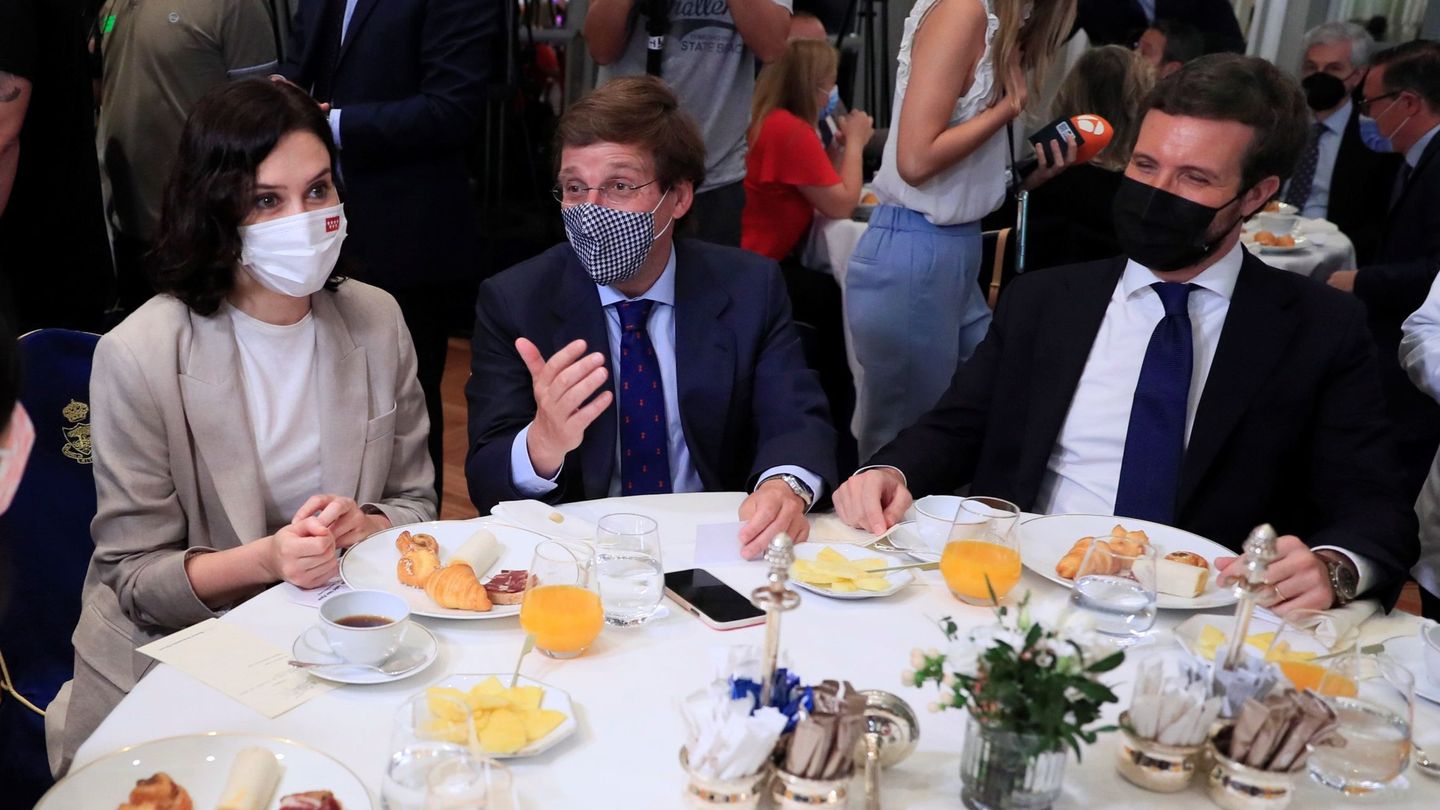 Casado, Ayuso y Almeida en un desayuno en Madrid. (EFE)