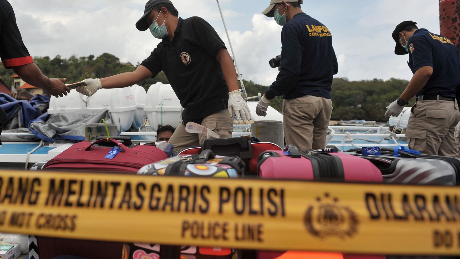Foto: Policías examinan la embarcación siniestrada cerca de la isla de Bali (Reuters). 