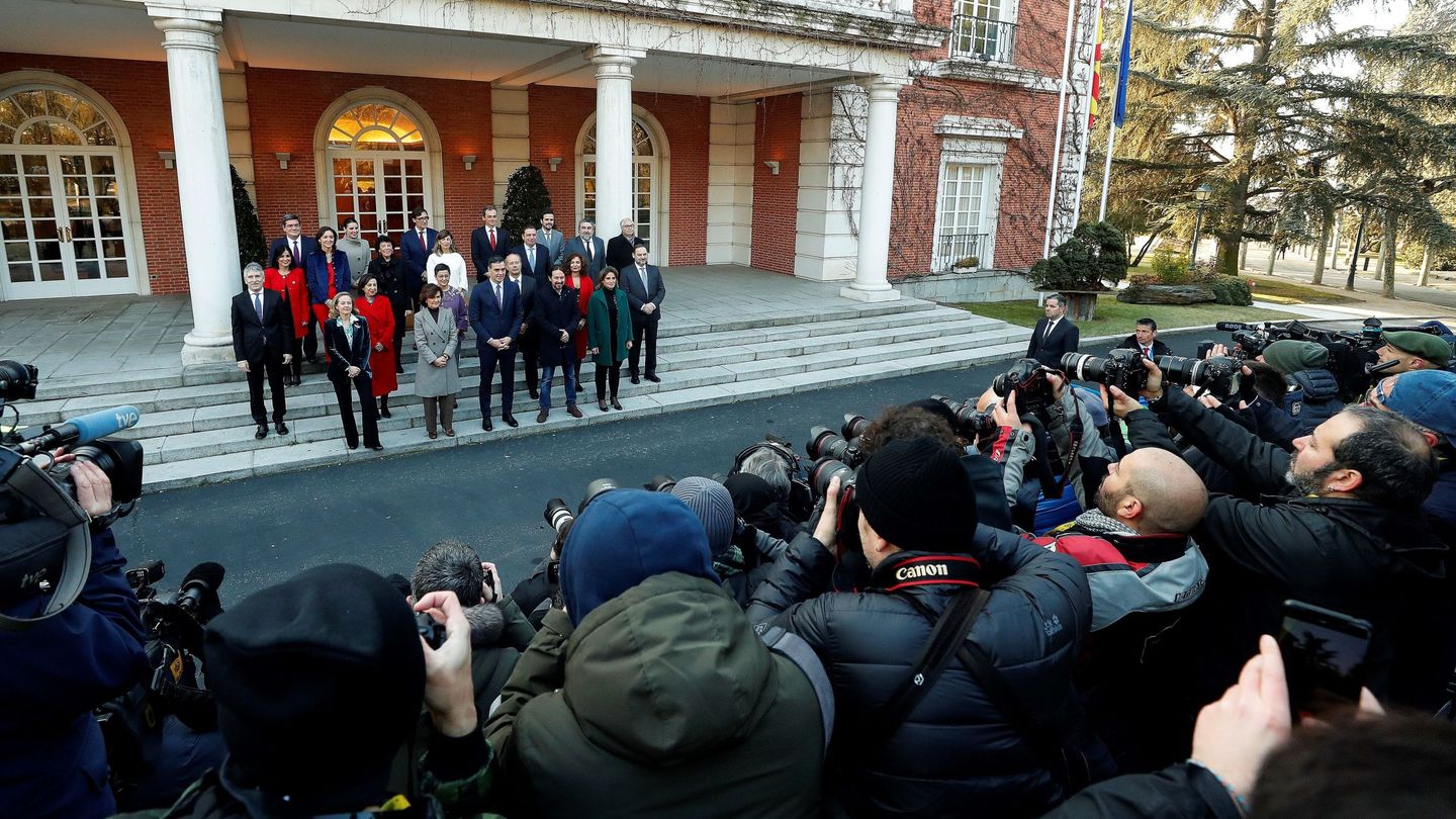 Pedro Sánchez posa con todos sus ministros de este primer Gobierno de coalición en las escalinatas de la Moncloa, este 14 de enero. (EFE)