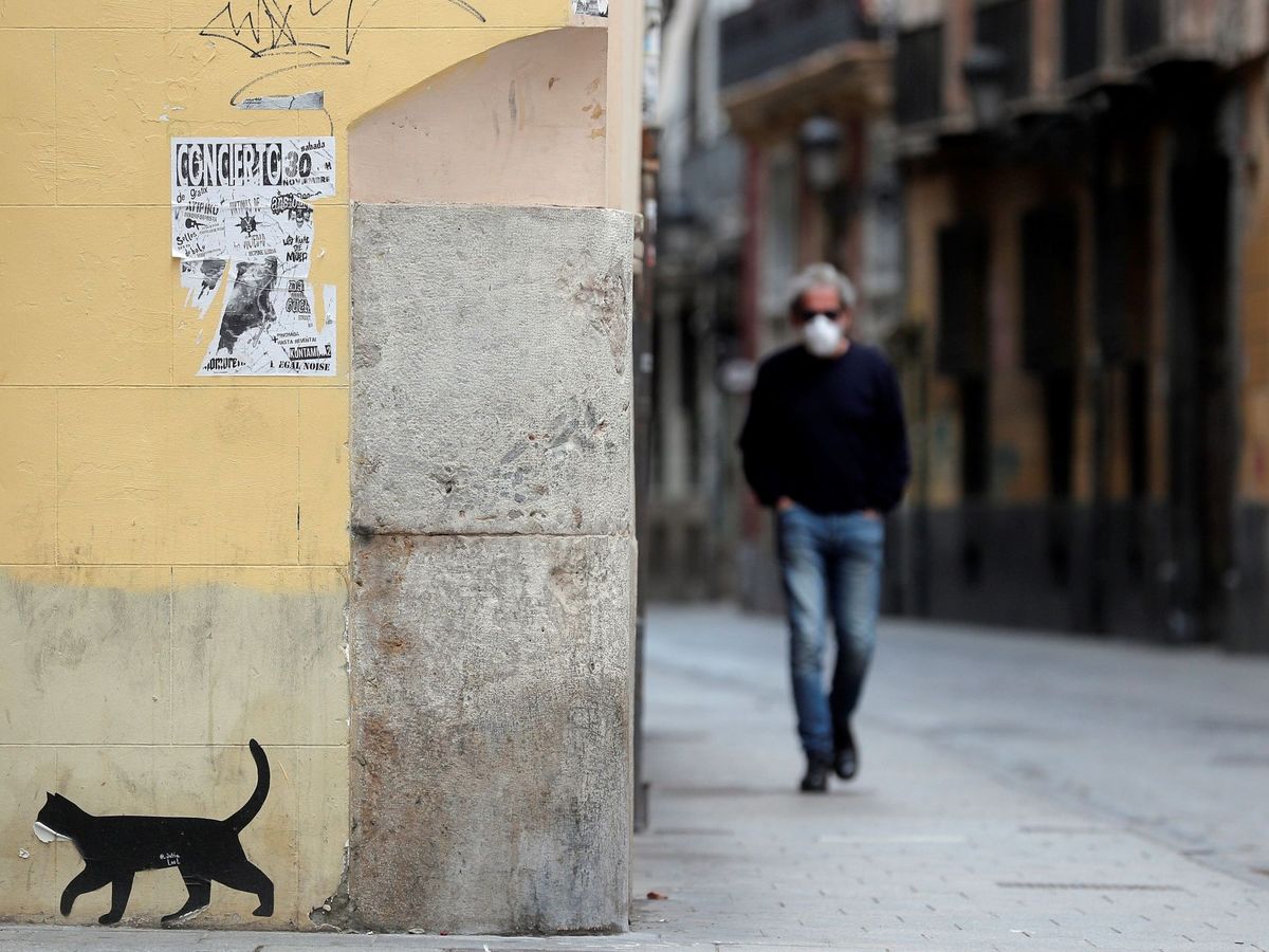 Foto: Un hombre con mascarilla recorre el centro histórico de Valencia. (EFE)