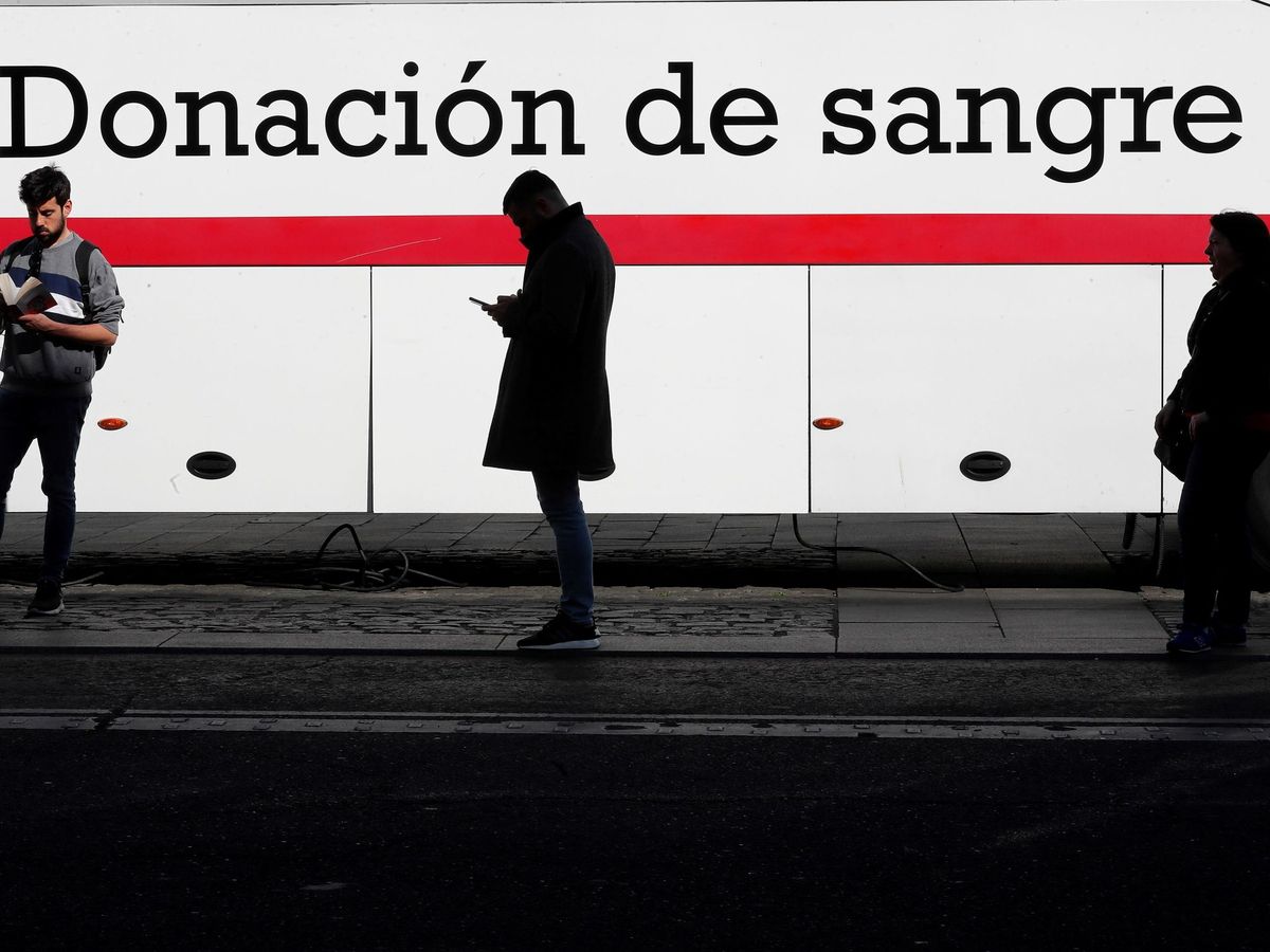 Foto: Metro de Madrid regala entradas de cine por donar sangre. (EFE/Chema Moya)