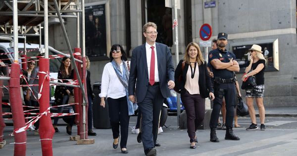 Foto:  El alcalde de Tortosa (Tarragona) y diputado del PDeCat, Ferran Bel, hoy en Madrid momentos antes de comparecer. (Efe)