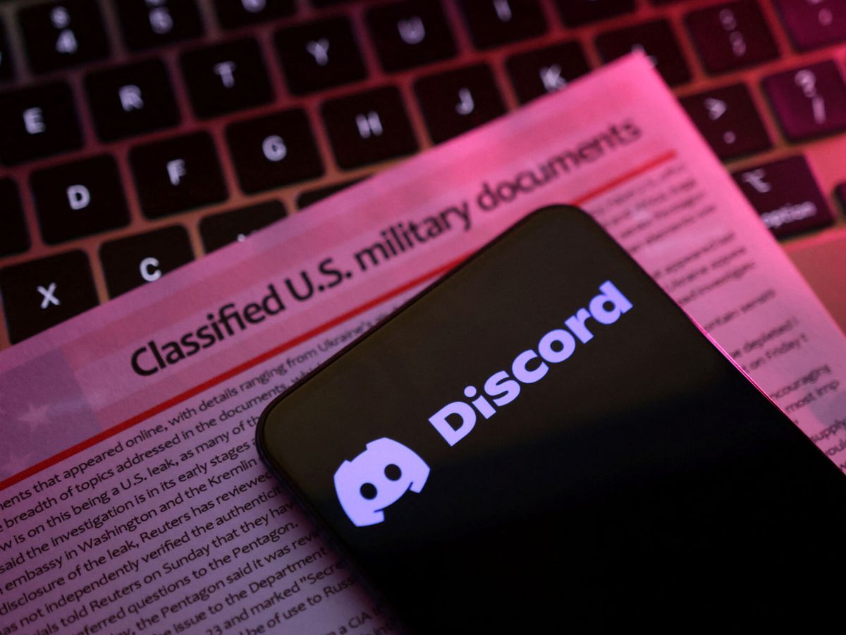 Foto: Represetnación de los papeles filtrados y el logo de Discord. (Reuters/Dado Ruvic)