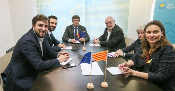 Foto: Carles Puigdemont y Roger Torrent, junto a los exconsejeros Clara Ponsatí (2d), Lluís Puig (3d), Meritxell Serret (d) y Toni Comín. (EFE)