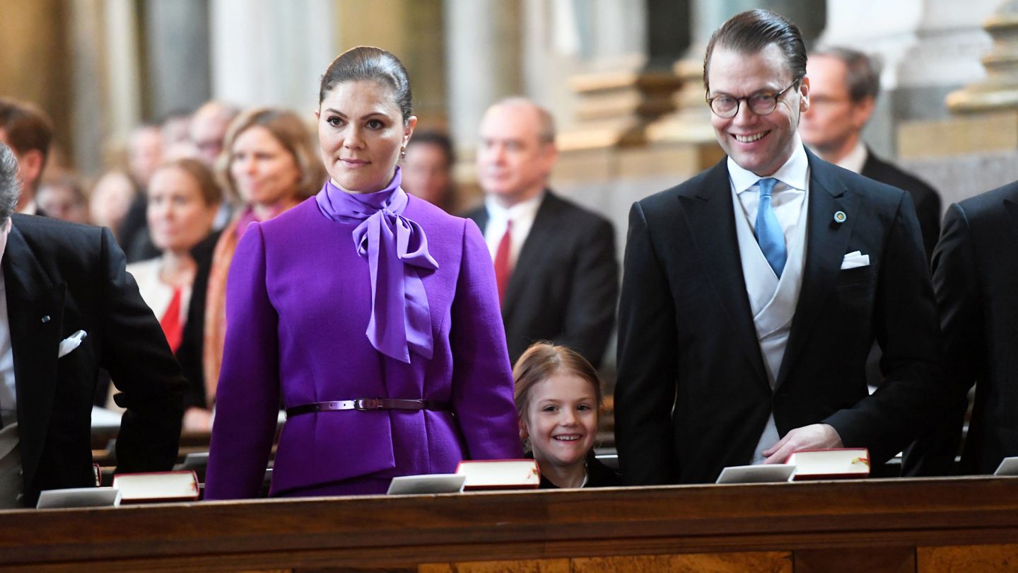 Victoria y Daniel de Suecia, con su hija Estelle. (Reuters)