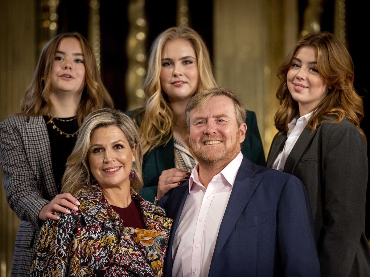 Foto: Los reyes de los Países Bajos, junto a sus hijas. (EFE/Koen van Weel)