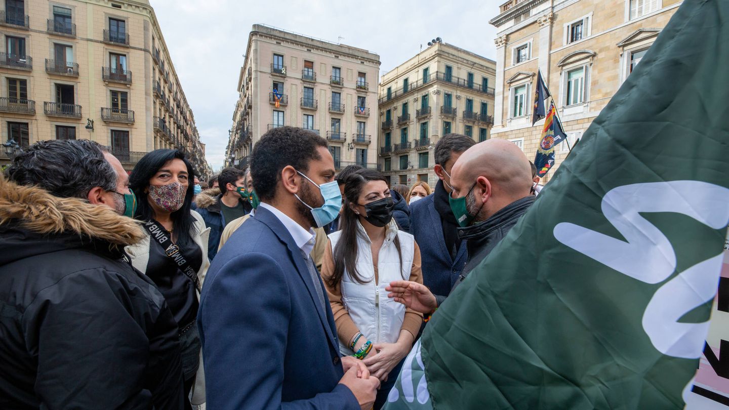 Ignacio Garriga, Macarena Olona y Rodrigo Alonso charlan durante la protesta de Jusapol en Barcelona. (D.B.)