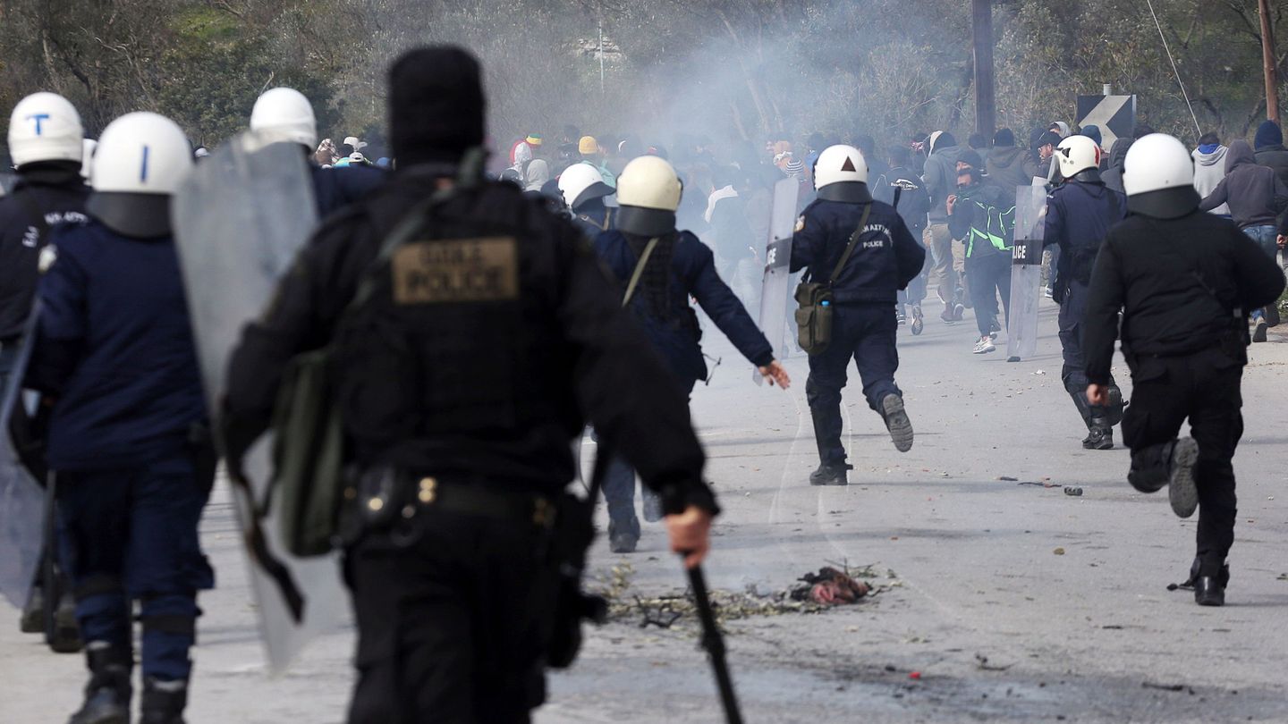 Policías en la frontera de Grecia con Turquía. (Reuters)
