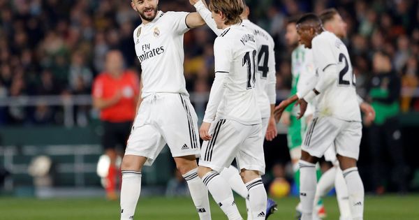 Foto: Benzema y Modric se felicitan en un partido. (Reuters)