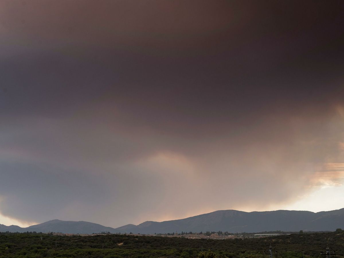 Foto: Vista desde Madrid del incendio de Batres. (EFE)
