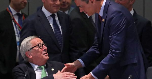 Foto: Juncker (i), Tusk (c) y Sánchez (d). (EFE)