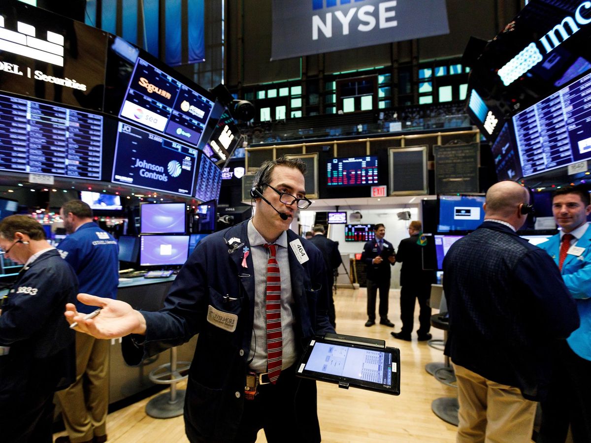 Foto: Varios corredores en el parqué de la Bolsa de Wall Street en 2018. (EFE)