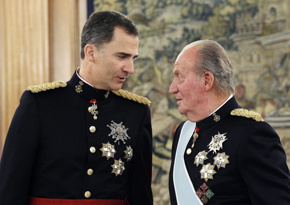 Foto: Don Juan Carlos y su hijo, el Rey Felipe VI, el día de la proclamación (Gtres)
