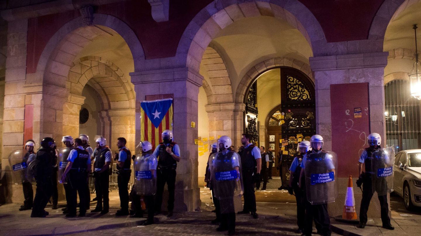 Momento en el que los 'mossos' recuperan el Parlament. (Reuters)
