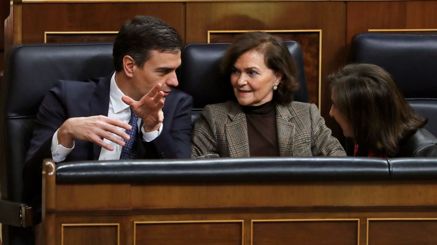 Pedro Sánchez conversa con la vicepresidenta primera, Carmen Calvo, y la ministra de Defensa, Margarita Robles, el pasado 11 de febrero en el Congreso. (EFE)