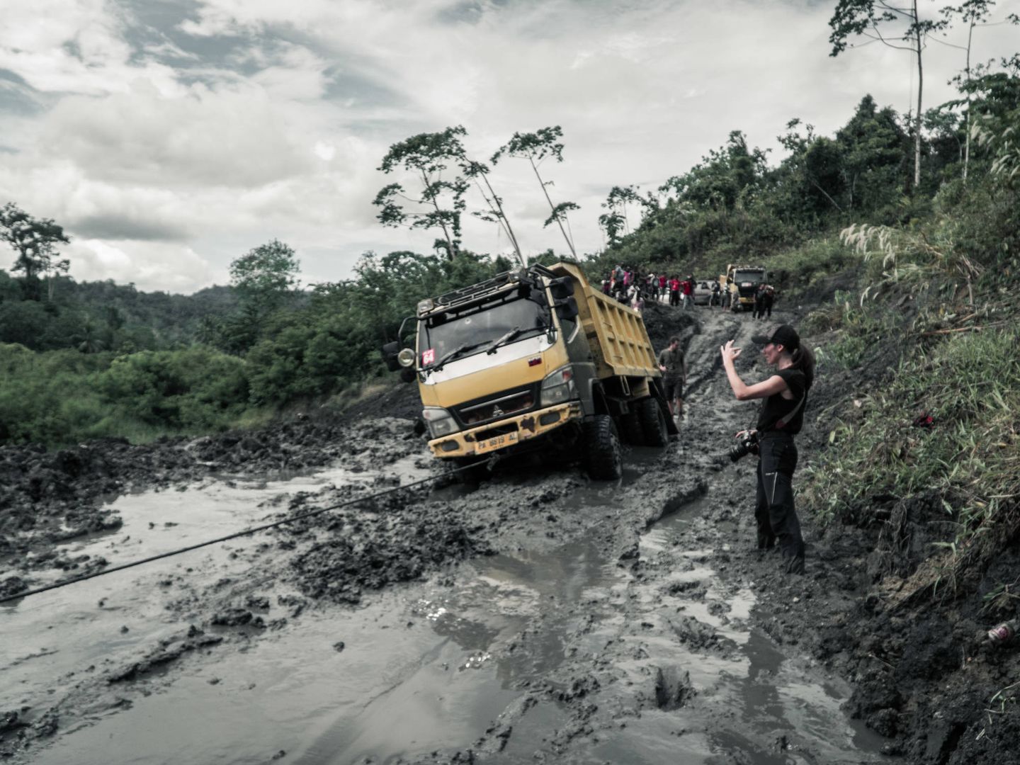 La expedición sufrió cortes de horas en la carretera de acceso desde Jayapura al río Baliem (Diego Cortijo)
