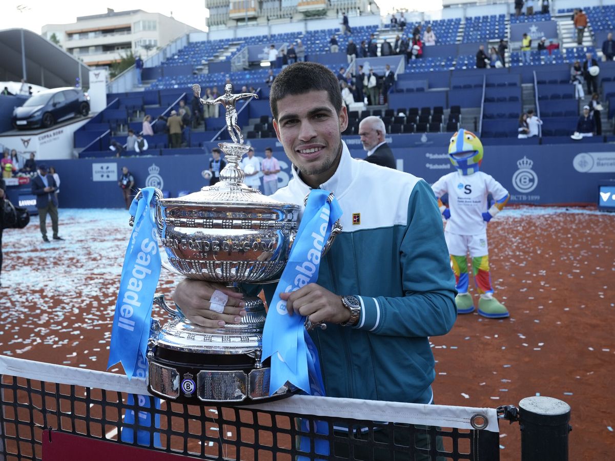 Foto: Carlos Alcaraz posa con el trofeo de ganador del Conde de Godó 2022. (EFE/Alejandro García).