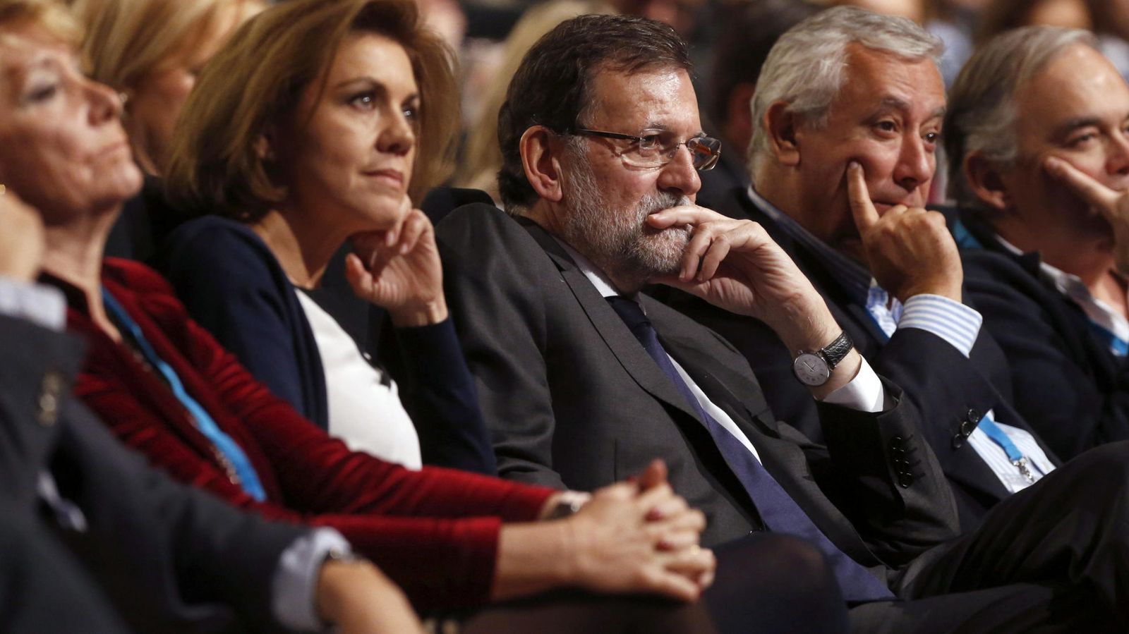 Foto: Aguirre, Dolores de Cospedal (2i); Mariano Rajoy (c); Javier Arenas (2d) y González Pons (d), durante la convención nacional del PP (EFE)