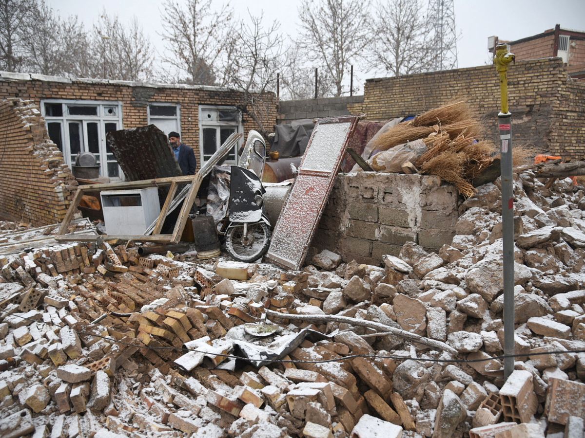 Foto: Una casa de derruida en el anterior terremoto que sufrió la zona en enero. (Reuters)