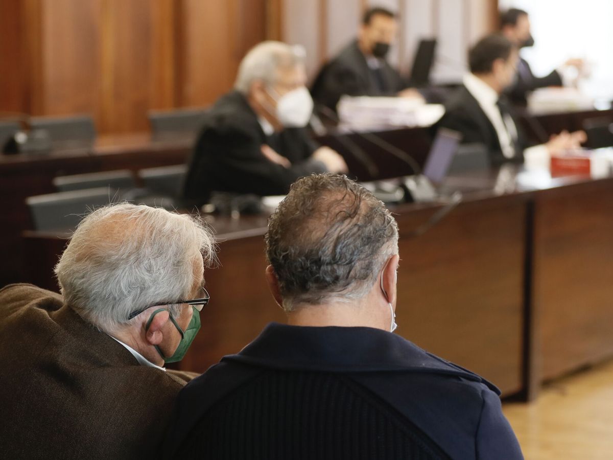 Foto: Ángel Rodríguez de la Borbolla, izquierda, durante la primera sesión del juicio por la tercera pieza de los ERE. (EFE/José Manuel Vidal