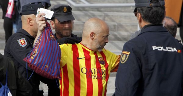 Foto: La afición del Barcelona es abordada por las medidas de seguridad en las afueras del estadio Wanda Metropolitano. (EFE)