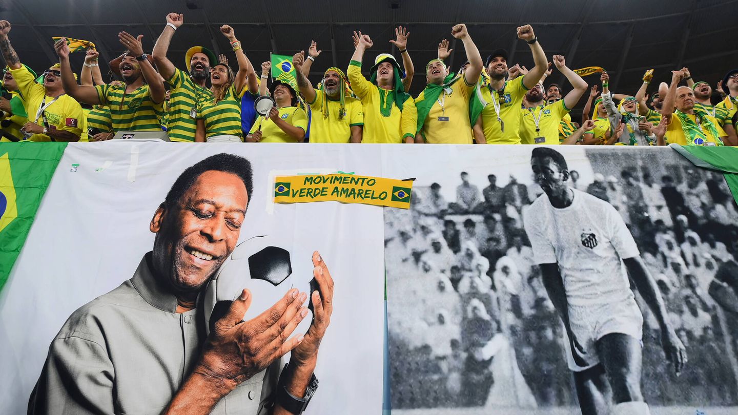 Seguidores brasileños recuerdan la figura de Pelé.