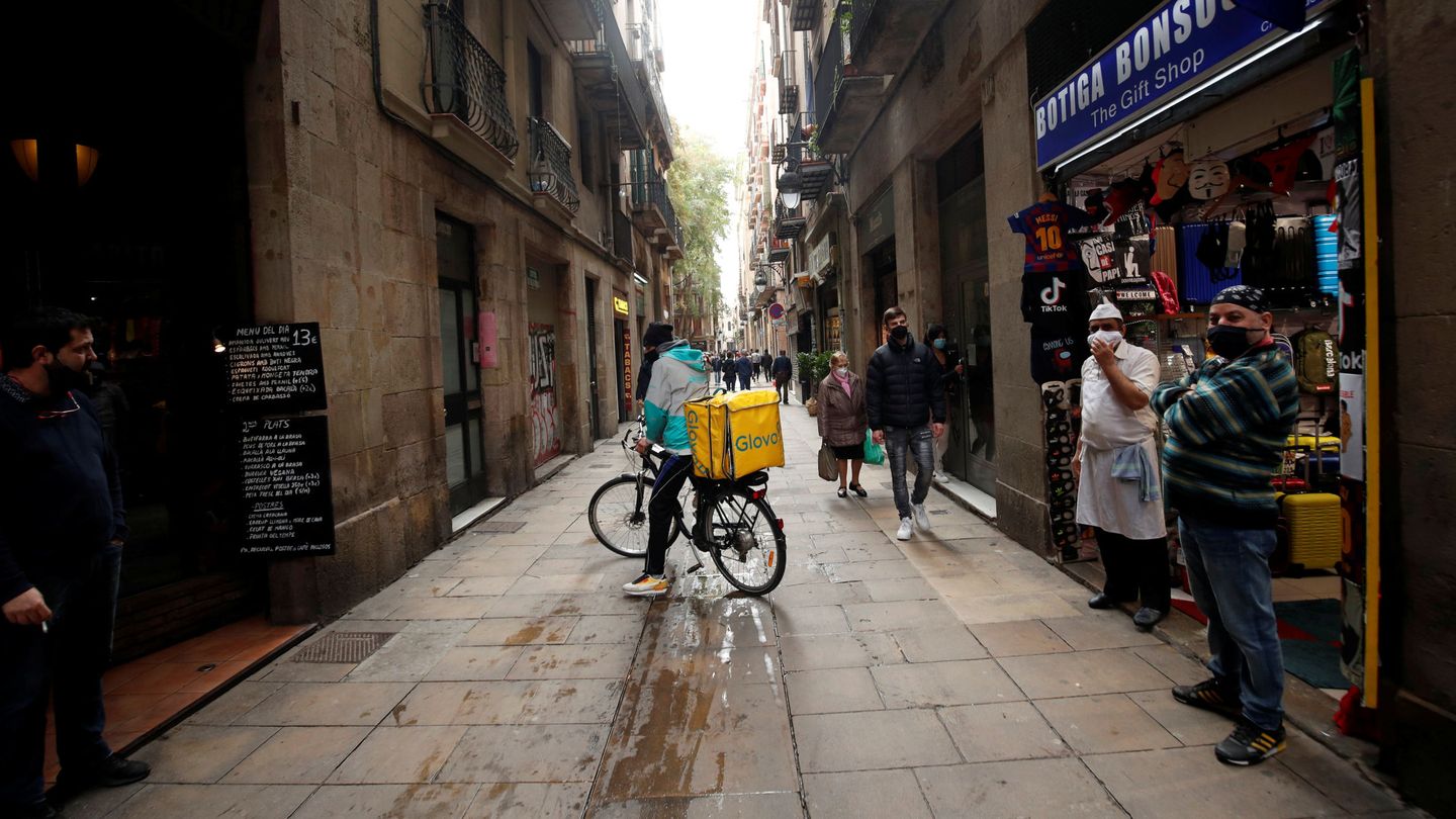 Un repartido de Glovo, en el centro de Barcelona. (Reuters/Albert Gea)