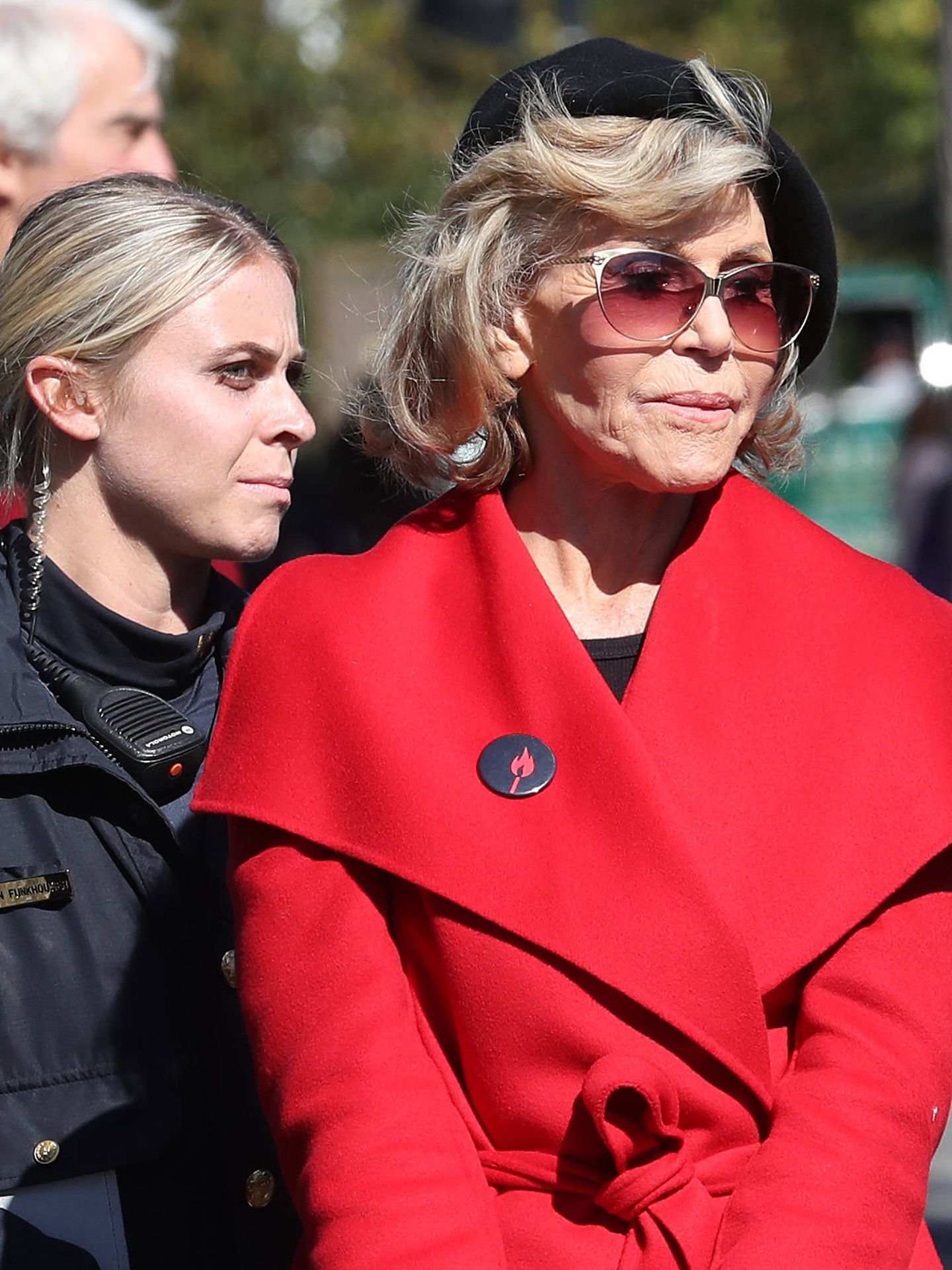 Jane Fonda (con su look de activista),  siendo arrestada por manifestarse contra el cambio climático frente al Capitolio. (Getty)