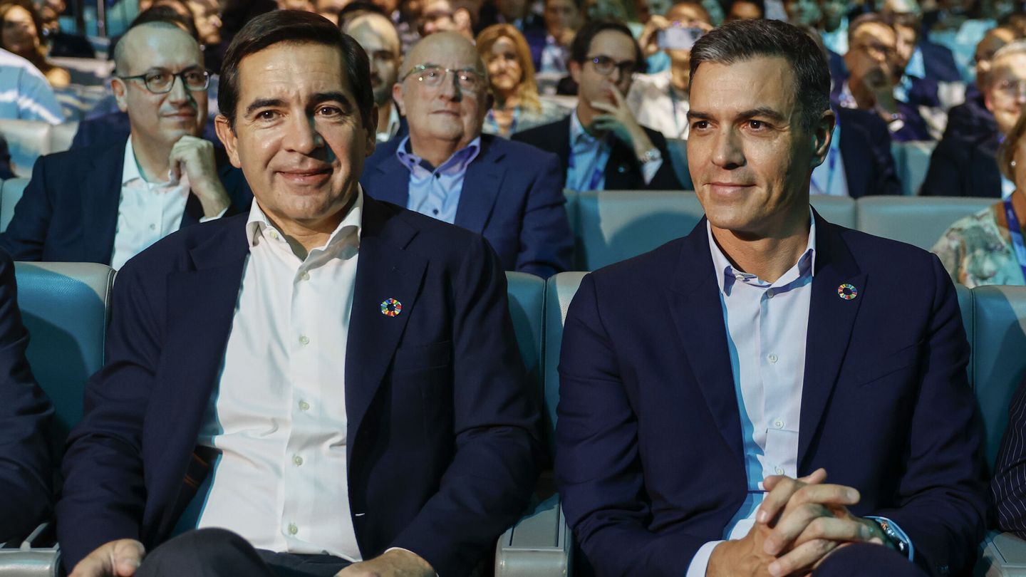 El presidente del Gobierno, Pedro Sánchez (d), y el del BBVA, Carlos Torres. (EFE/Sergio Pérez)