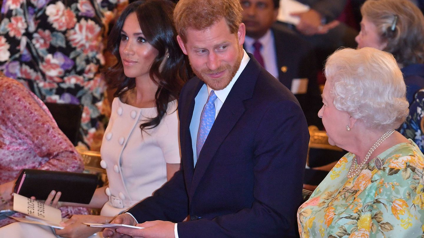 Meghan con su bolso, Harry y la reina Isabel II.(Gtres)