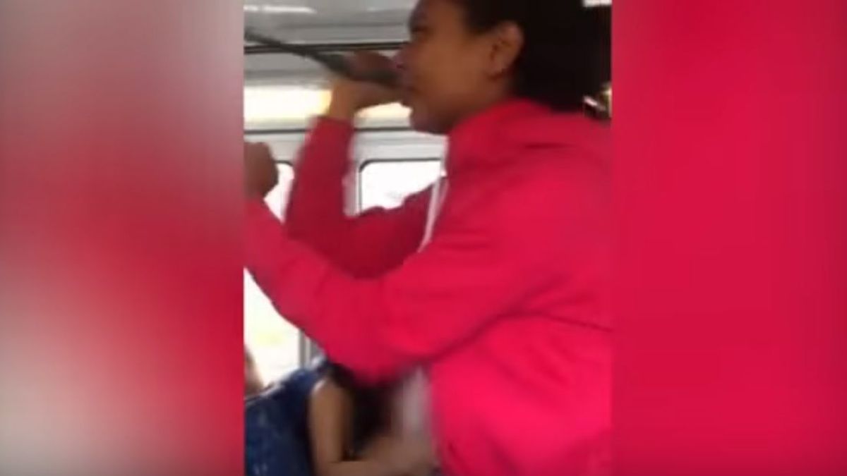 Amenaza a un chino con un cincel por sentarse a su lado en un tren de Sidney