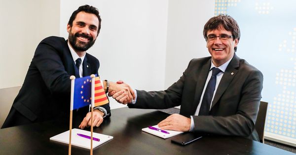 Foto: El expresidente de la Generalitat Carles Puigdemont (d) estrecha la mano del presidente del Parlamento autónomo, Roger Torrent. (EFE)