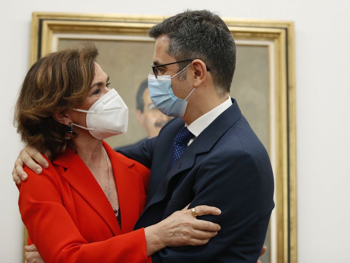 Foto: Carmen Calvo abraza a su sucesor Félix Bolaños. (EFE)