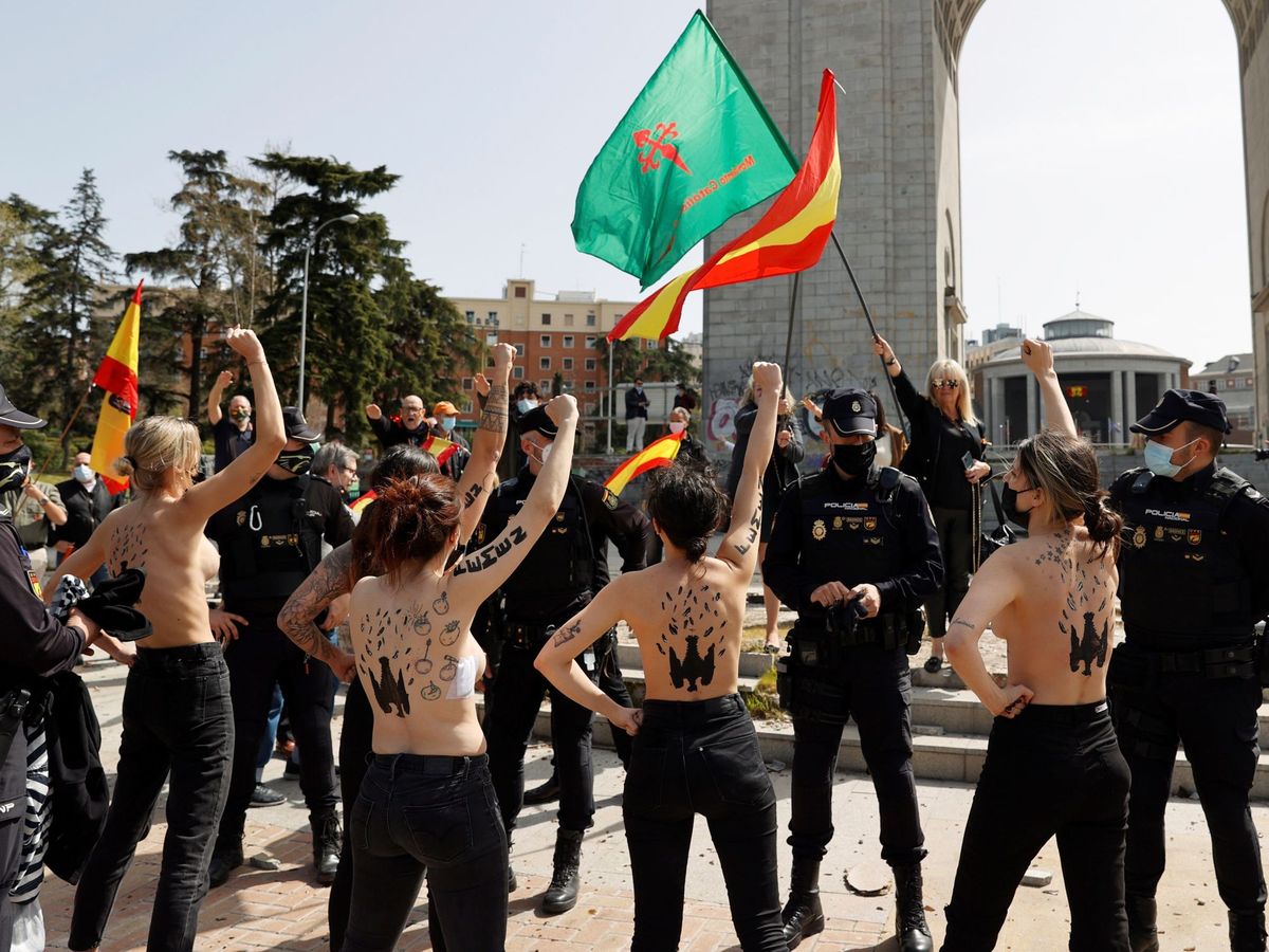 Foto: Activistas de Femen en el acto franquista. (EFE)