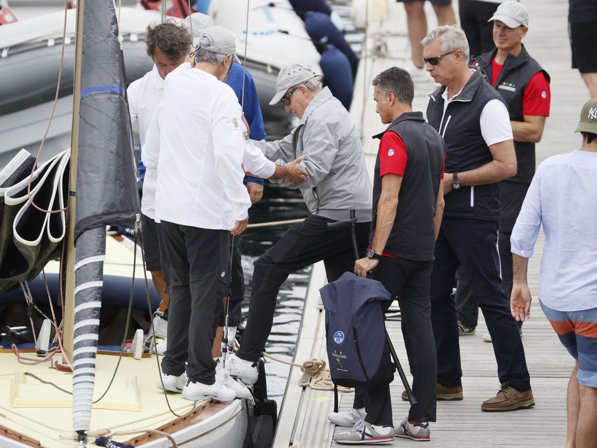 Foto: El rey emérito Juan Carlos I sube a la embarcación a su llegada este jueves al Real Club Náutico de Sanxenxo. (EFE/Lavandeira Jr)