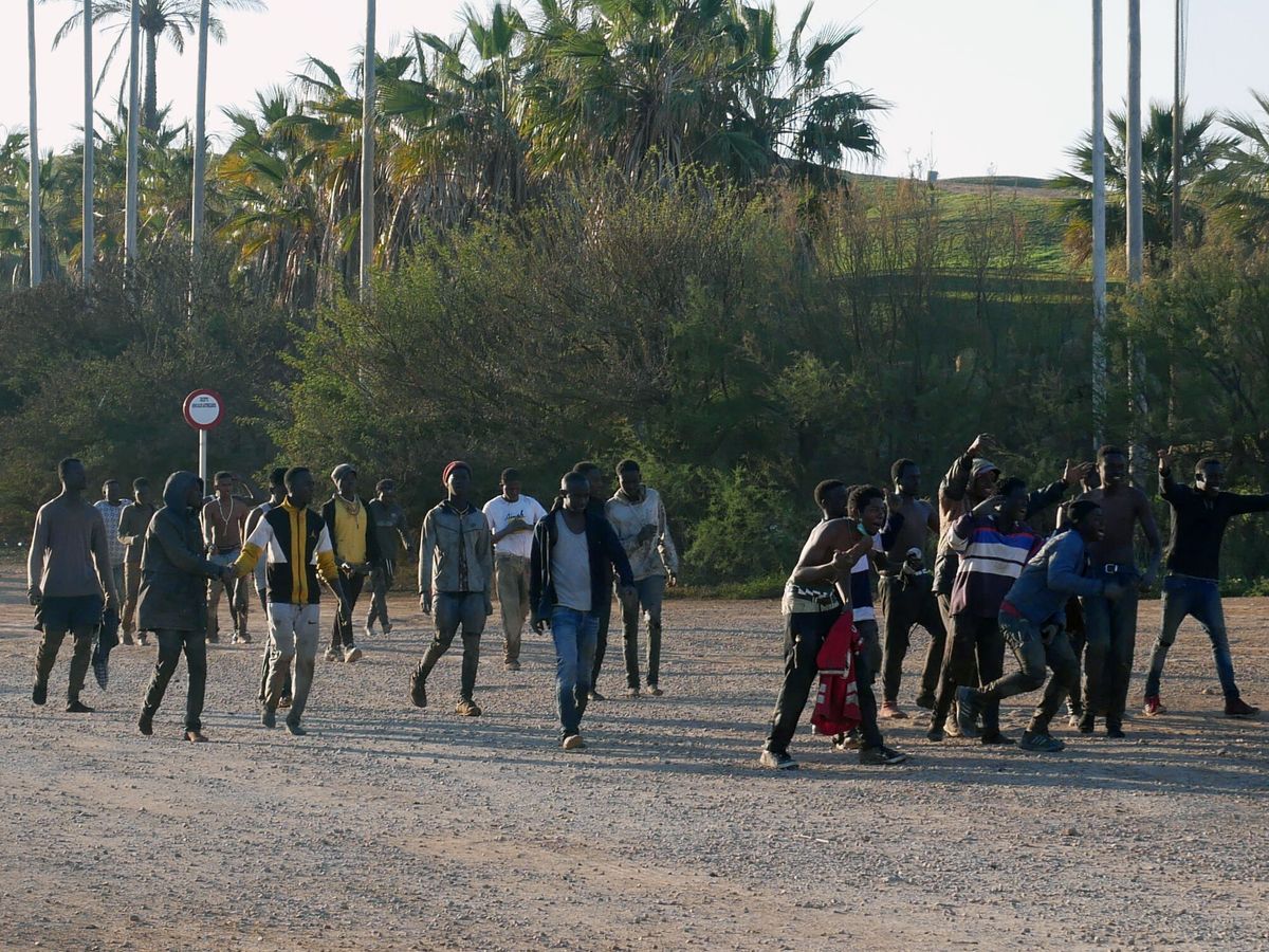 Foto: Decenas de migrantes celebran tras haber saltado la valla fronteriza y conseguir llegar a la ciudad española de Melilla con Marruecos, el pasado 3 de marzo. (EFE/Paqui Sánchez)