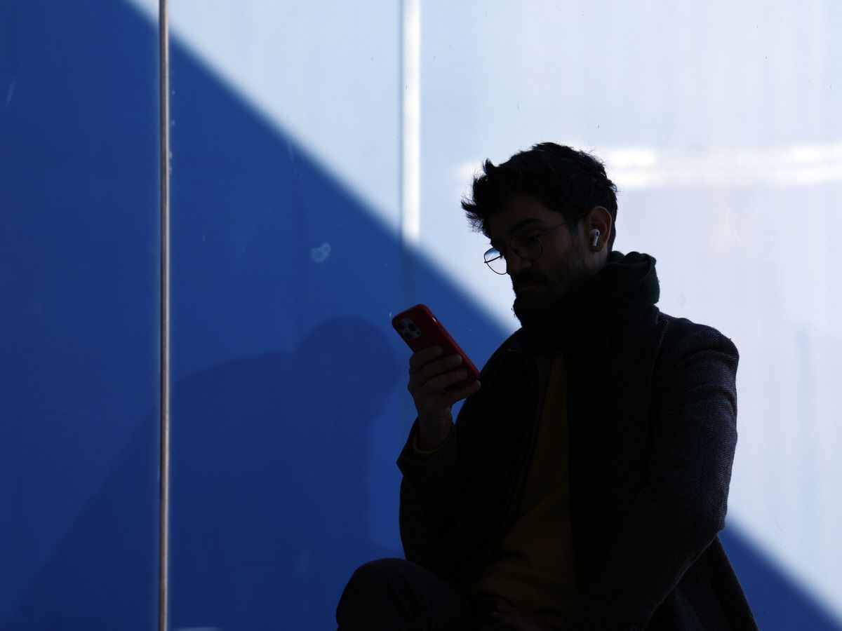 Foto: Imagen de archivo de un joven mirando el móvil. (EFE/Alejandro García)
