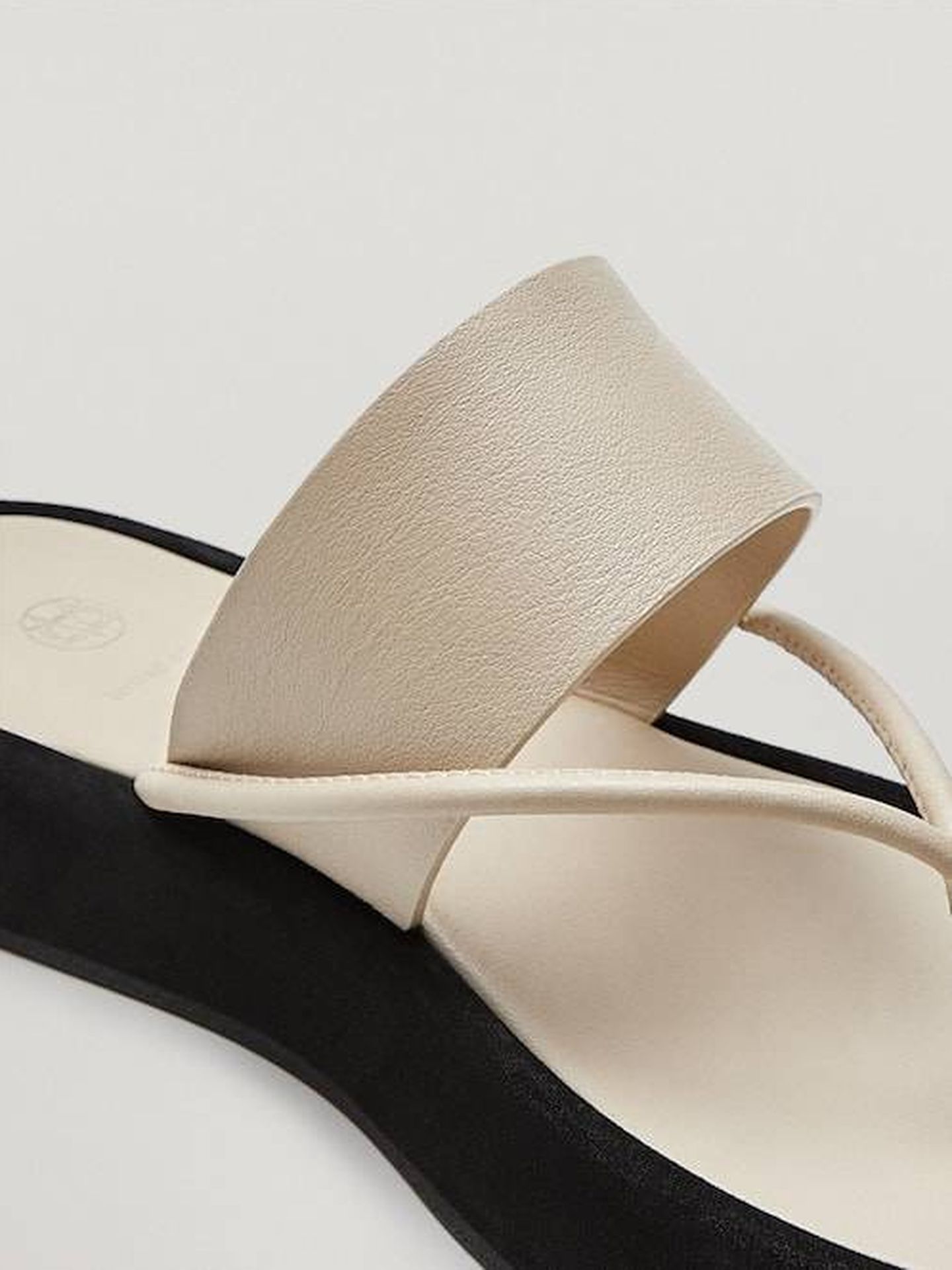 Las sandalias de Massimo Dutti. (Cortesía)