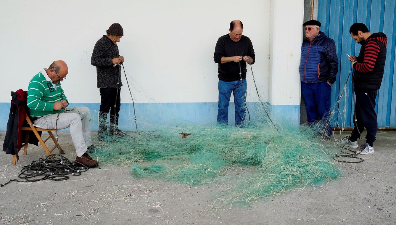 Pescadores gallegos poniendo a punto sus redes. (EFE)
