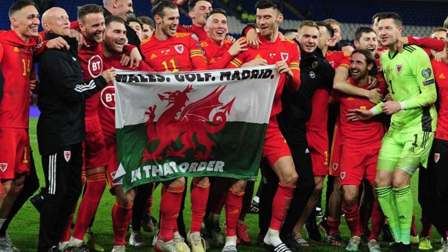 Bale con la polémica bandera 'Gales.Golf.Madrid' en una celebración de la Selección de Gales. (Efe)