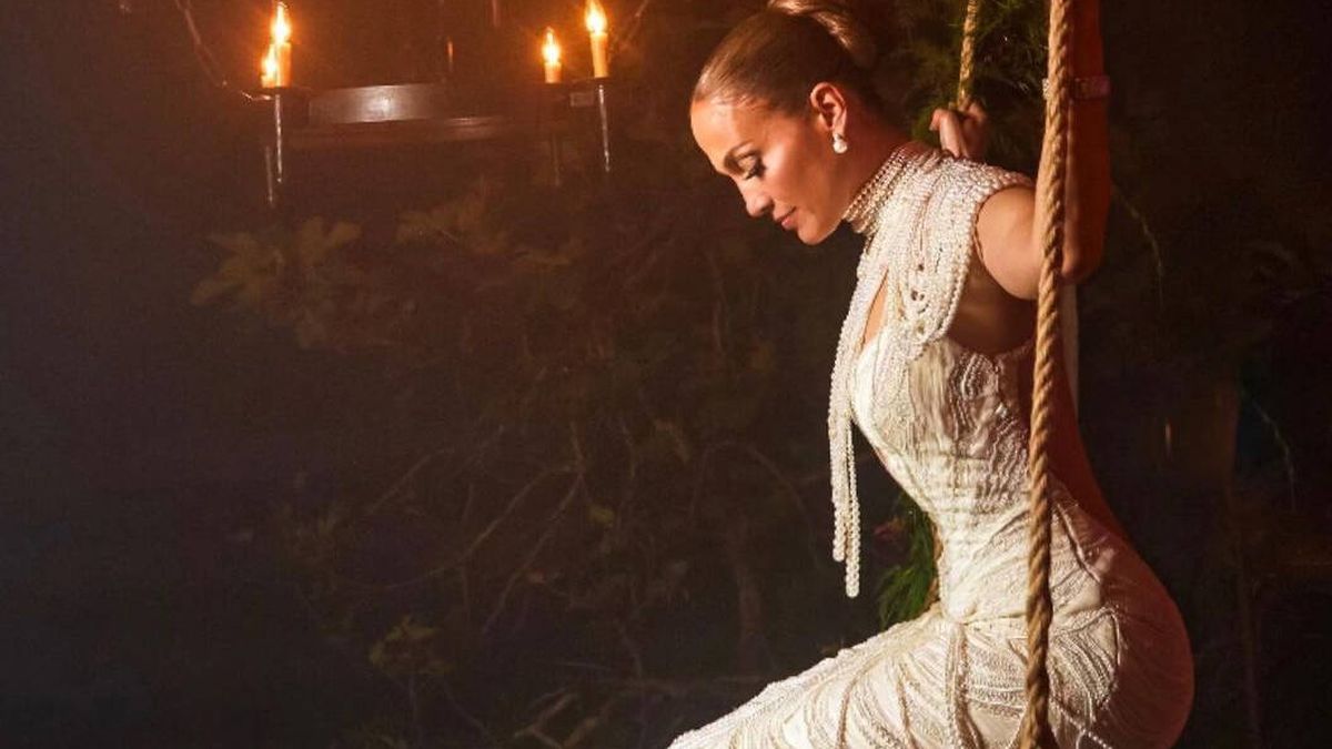 Jennifer Lopez y su luna de miel: se rinde a la tendencia del verano con un vestido mostaza