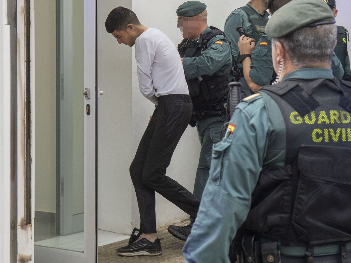 Foto: Llegada al juzgado de uno de los detenidos. (EFE/Román Ríos)