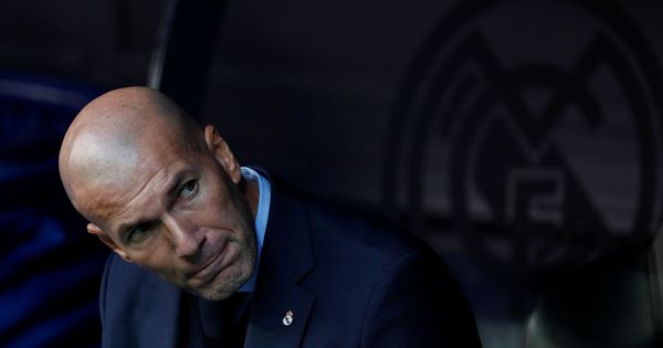 Foto: Zidane, en el banquillo durante el Clásico. (Reuters)