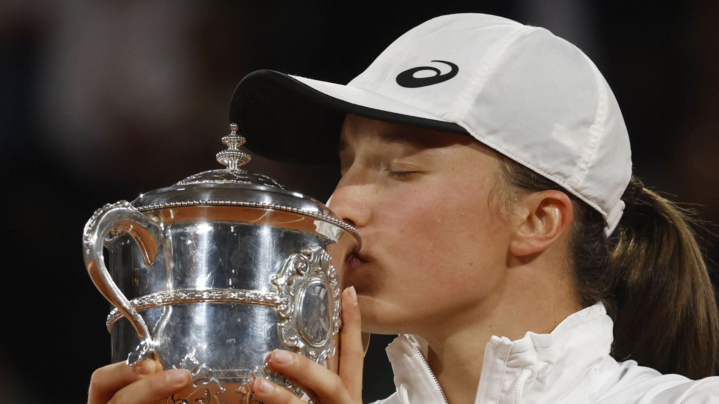 Swiatek, ganadora de Roland Garros en 2022, besa el trofeo. (REUTERS/Gonzalo Fuentes)