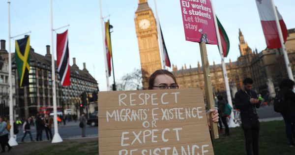 Foto: Una manifestante protesta contra el Brexit y la situación de los comunitarios residentes en Reino Unido. (Reuters)